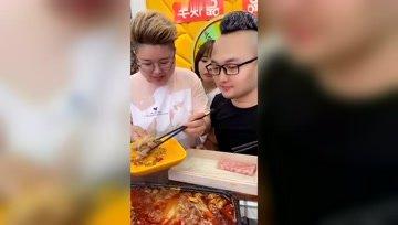 娱乐吃瓜酱女生见网友,娱乐吃瓜酱女生勇敢见网友的甜蜜冒险